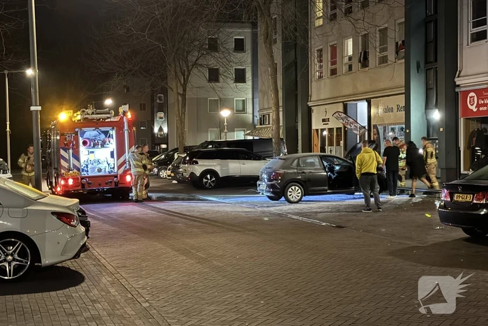 Brandweer blust brand onder motorkap