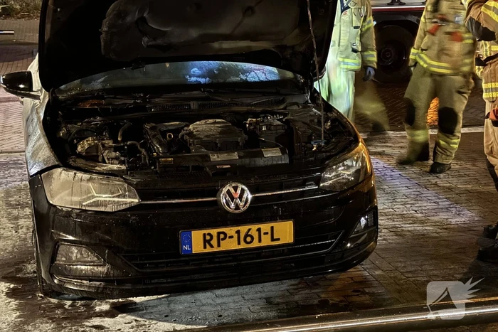 Brandweer blust brand onder motorkap
