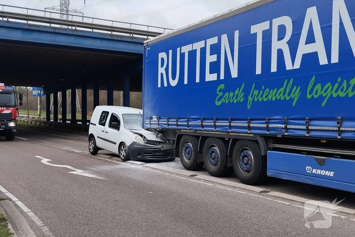 Bestelbus klapt achterop vrachtwagencombinatie