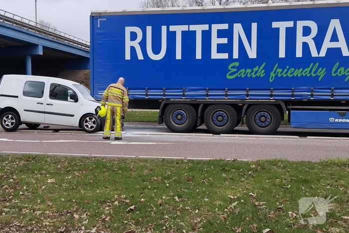 Bestelbus klapt achterop vrachtwagencombinatie