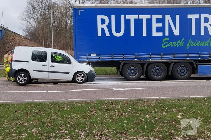 Bestelbus klapt achterop vrachtwagencombinatie