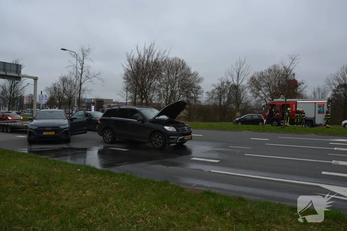 Auto vat vlam tweede auto in veiligheid gebracht