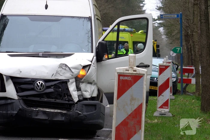 Gewonde bij botsing tussen auto en bestelbus bestuurder aangehouden