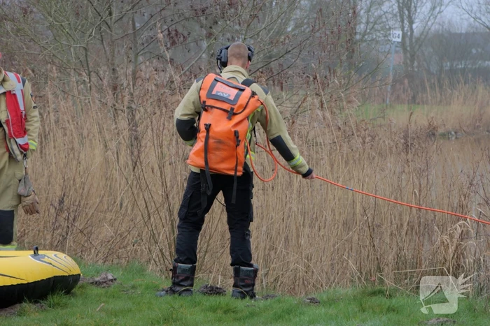 Duikers van brandweer maken zoekslag na vondst rubberen boot