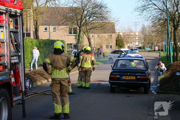 Oude auto fiks beschadigd na brand