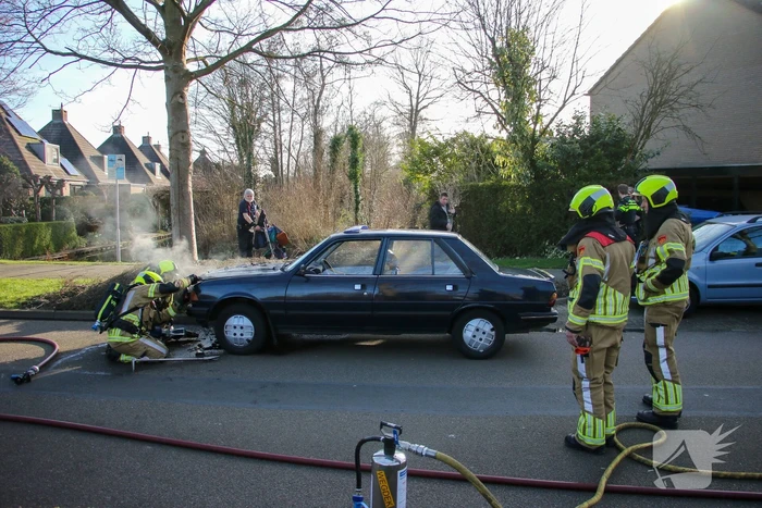 Oude auto fiks beschadigd na brand