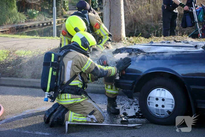 Oude auto fiks beschadigd na brand