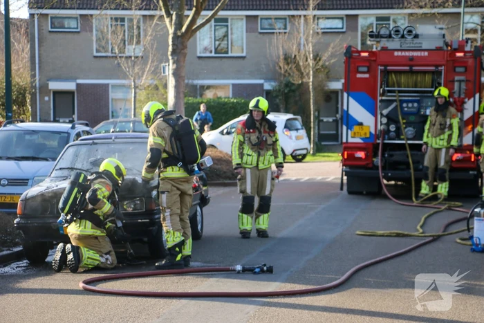 Oude auto fiks beschadigd na brand