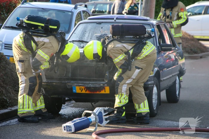 Oude auto fiks beschadigd na brand