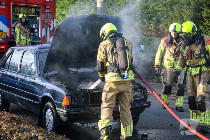 Oude auto fiks beschadigd na brand