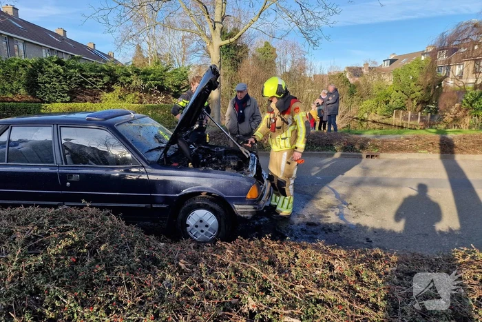 Oude auto fiks beschadigd na brand