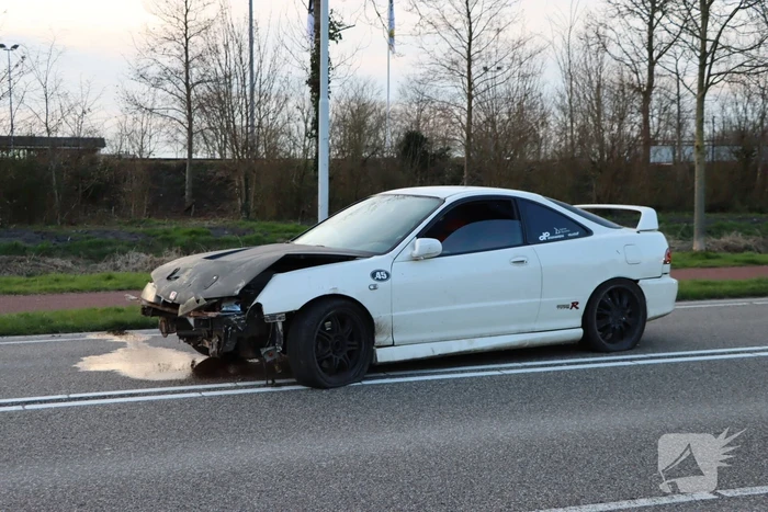 Automobilist schiet over rotonde en richt ravage aan