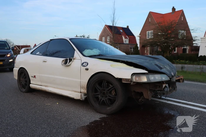 Automobilist schiet over rotonde en richt ravage aan
