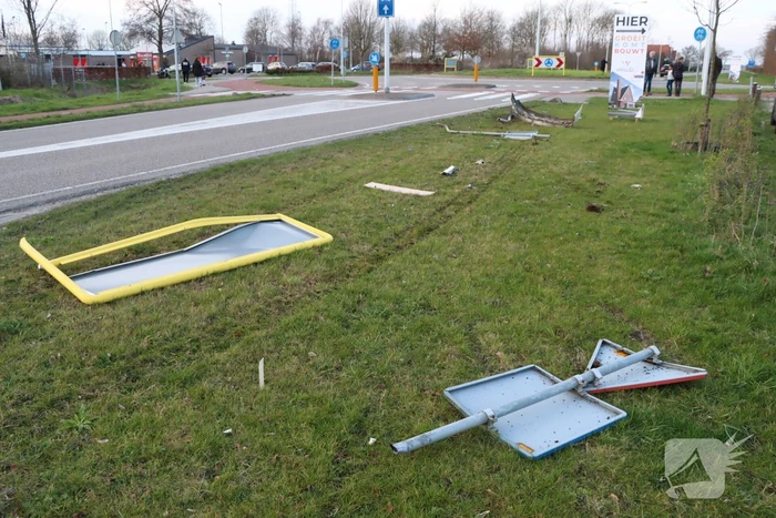 Automobilist schiet over rotonde en richt ravage aan