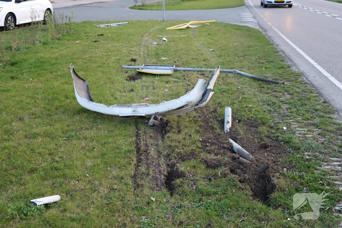 Automobilist schiet over rotonde en richt ravage aan