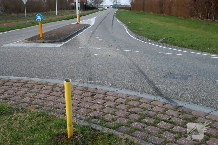 Automobilist schiet over rotonde en richt ravage aan