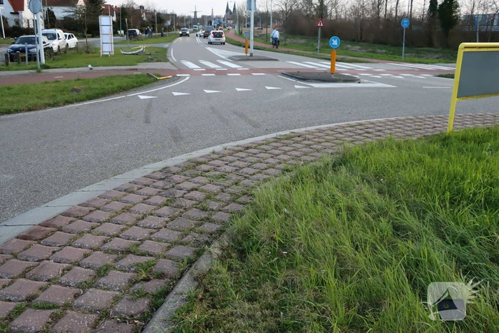 Automobilist schiet over rotonde en richt ravage aan