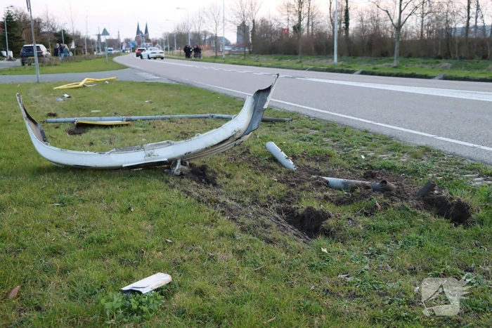 Automobilist schiet over rotonde en richt ravage aan