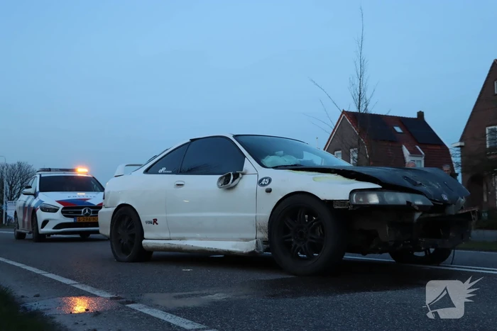 Automobilist schiet over rotonde en richt ravage aan