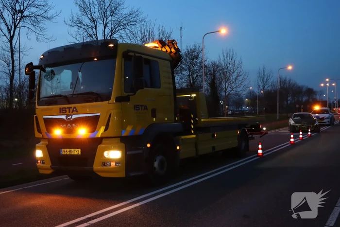 Automobilist schiet over rotonde en richt ravage aan