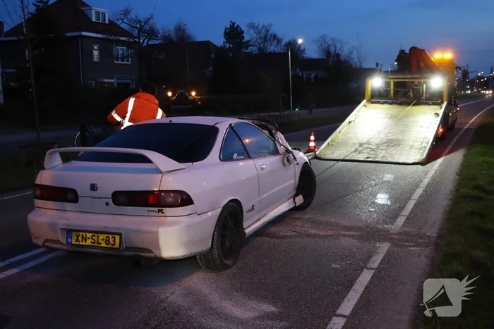 Automobilist schiet over rotonde en richt ravage aan