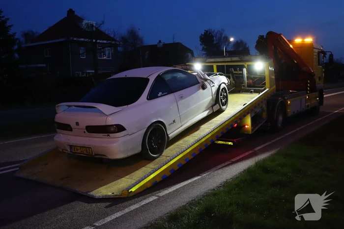 Automobilist schiet over rotonde en richt ravage aan