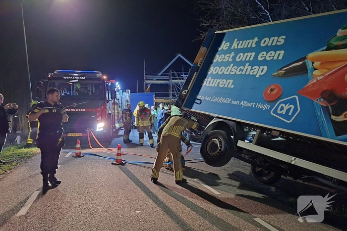 Albert Heijn bezorger rijdt van dijk af
