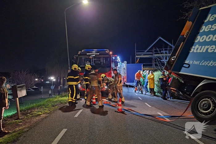 Albert Heijn bezorger rijdt van dijk af
