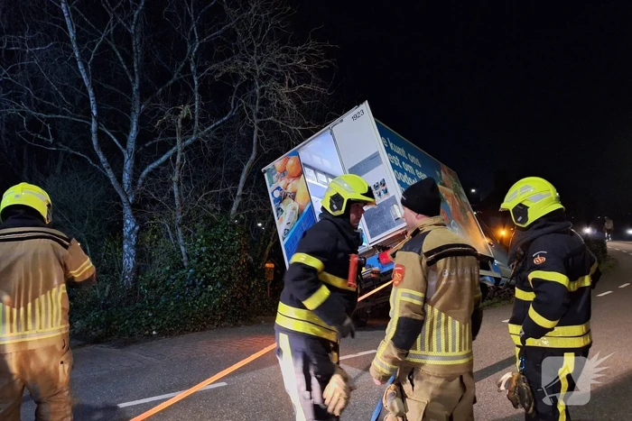 Albert Heijn bezorger rijdt van dijk af