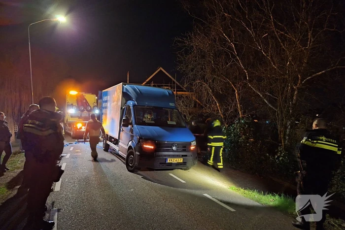 Albert Heijn bezorger rijdt van dijk af