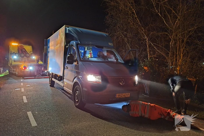 Albert Heijn bezorger rijdt van dijk af