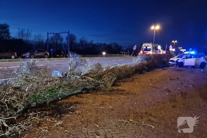Ravage nadat automobilist over de kop slaat