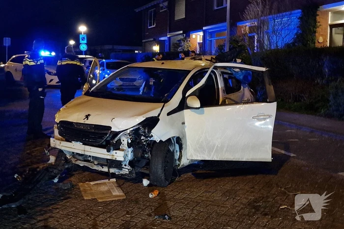 Ravage nadat automobilist over de kop slaat