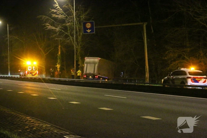 Vrachtwagen raakt van de weg