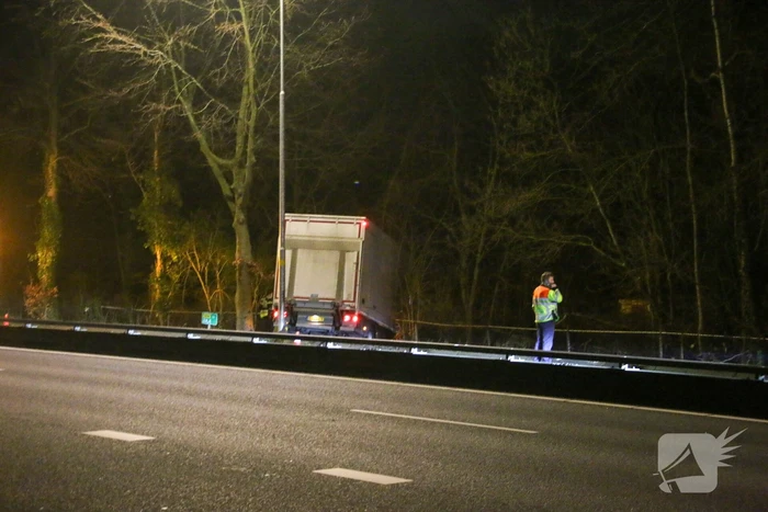 Vrachtwagen raakt van de weg