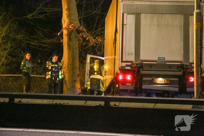 Vrachtwagen raakt van de weg