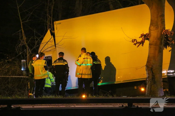 Vrachtwagen raakt van de weg