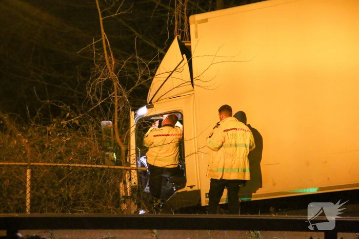 Vrachtwagen raakt van de weg