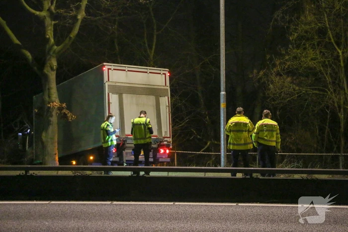 Vrachtwagen raakt van de weg