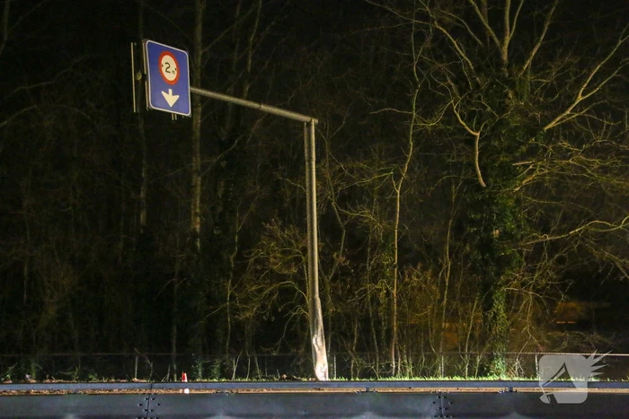 Vrachtwagen raakt van de weg