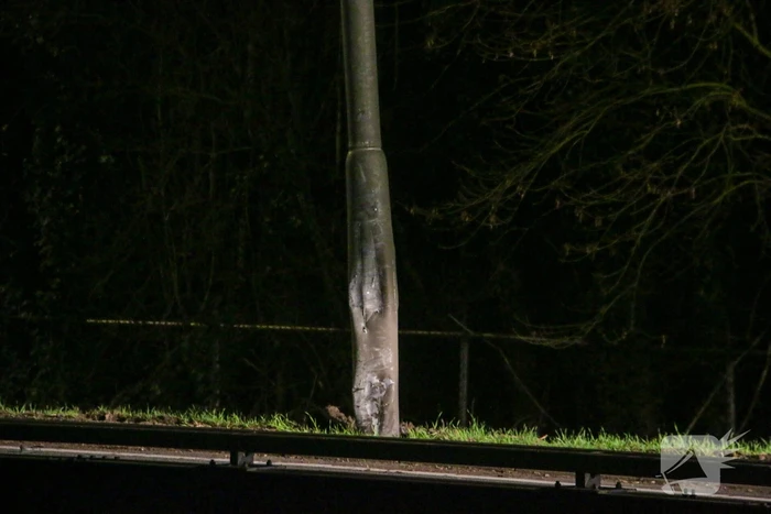 Vrachtwagen raakt van de weg