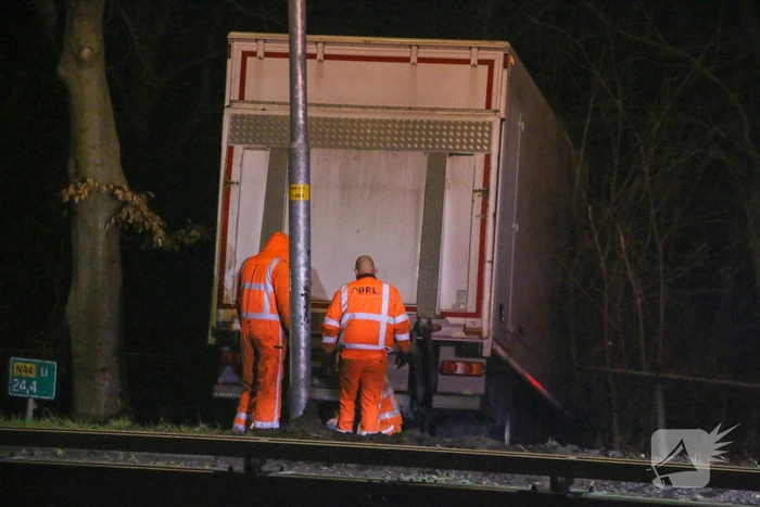 Vrachtwagen raakt van de weg