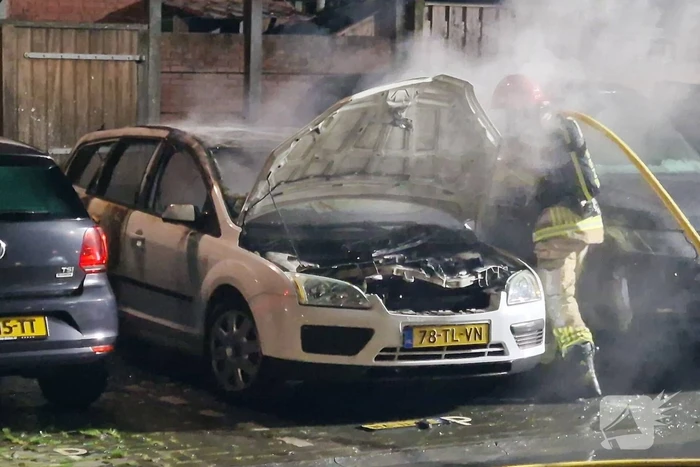 Twee auto's verwoest door brand