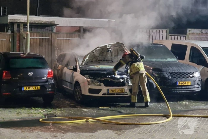 Twee auto's verwoest door brand