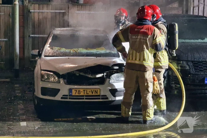 Twee auto's verwoest door brand