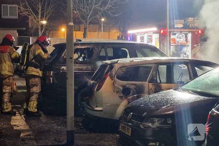 Twee auto's verwoest door brand