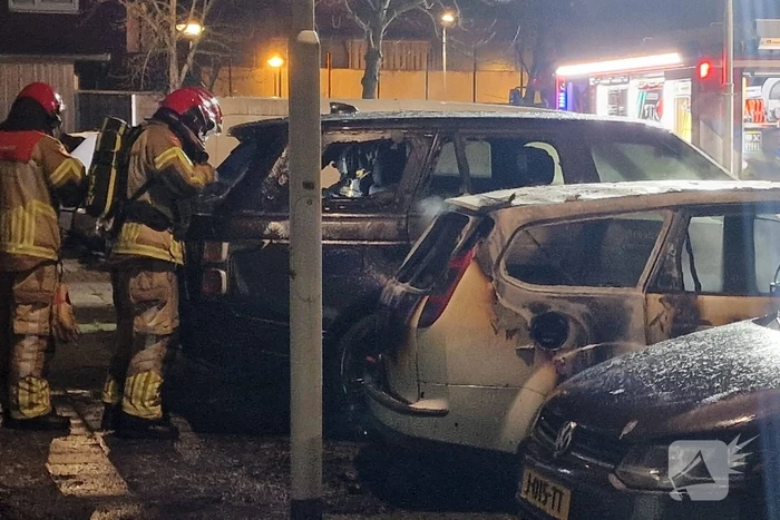 Twee auto's verwoest door brand