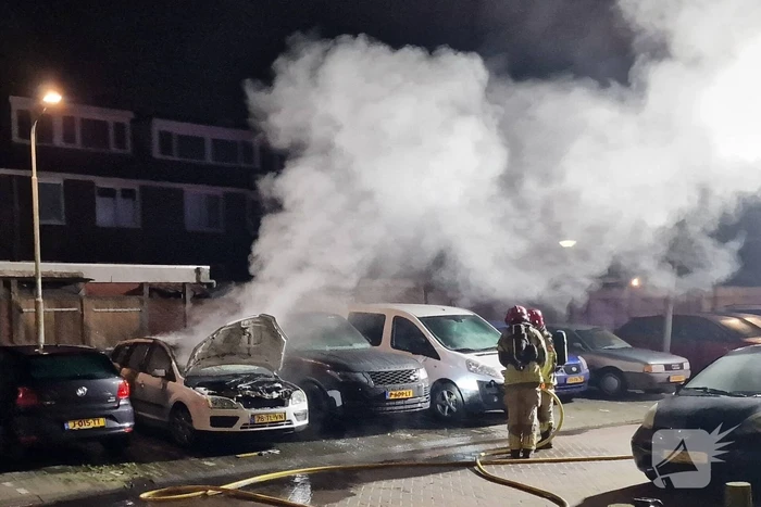 Twee auto's verwoest door brand