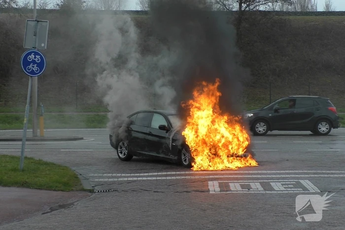 BMW gaat in vlammen op tijdens proefrit