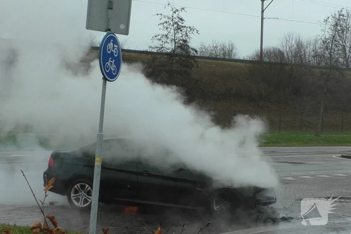 BMW gaat in vlammen op tijdens proefrit